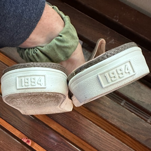 Old navy slides (greenish gray) - Picture 3 of 4